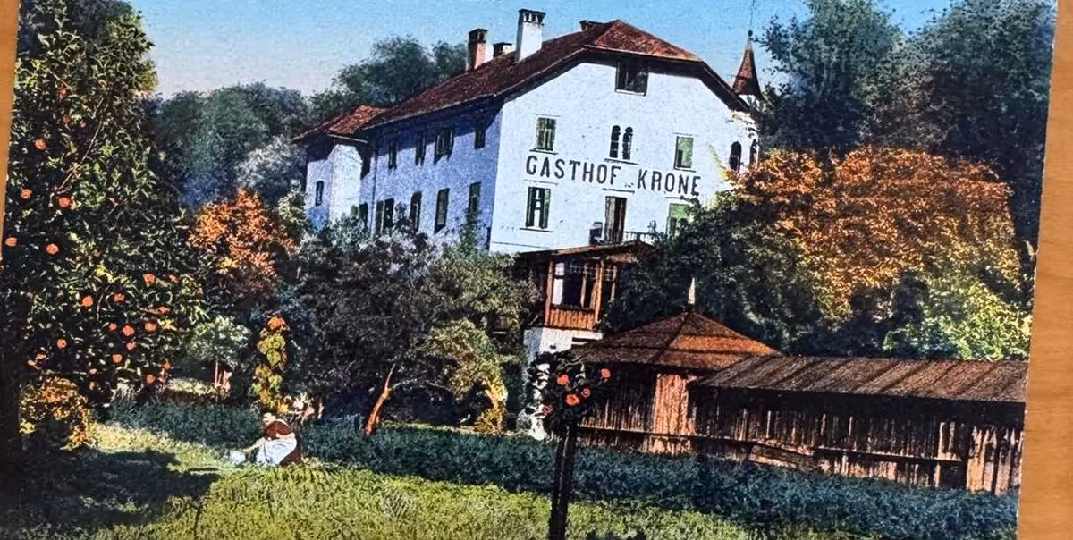 Historische Postkarte: der Gasthof Krone mit Garten